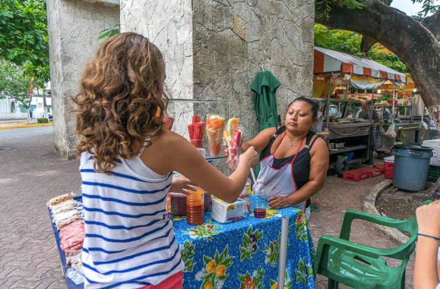 Comprando Frutas en Playa del Carmen, Mexico