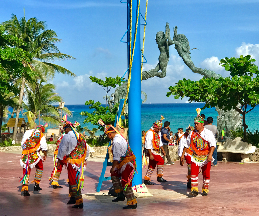 Voladores de la Papantla en Parque Fundadores, Playa del Carmen, Mexico